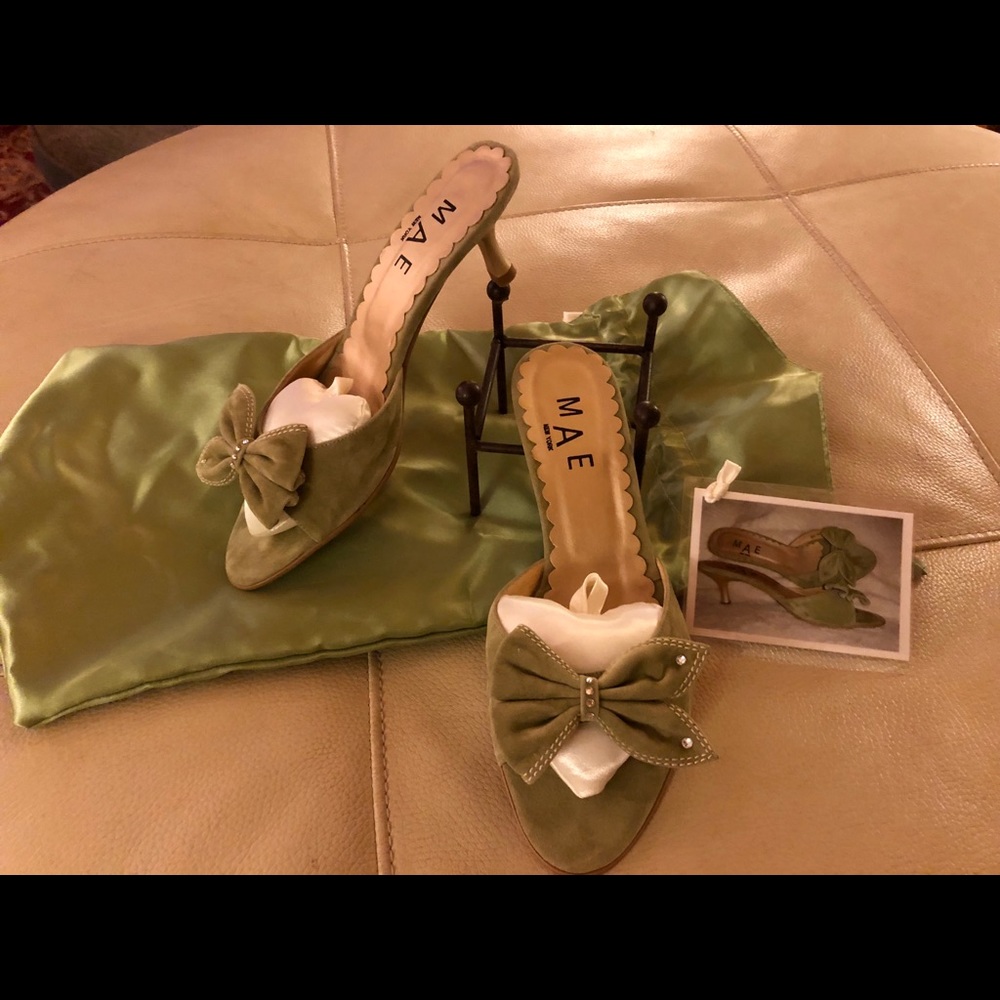 Green velvet slides 🥂